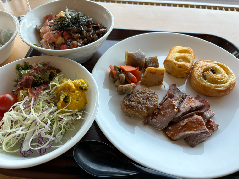 朝食バイキングをよそったプレート